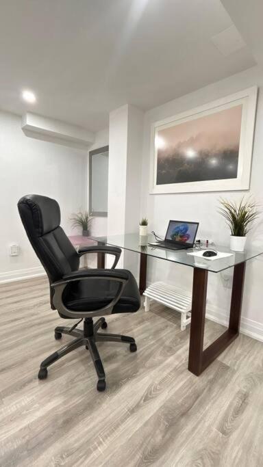 Super Luxury Family Home - 3 Bedrooms, 1 Full Bathroom And 1 Half Washroom With Free Parking, Wifi, Netflix Toronto Exterior foto
