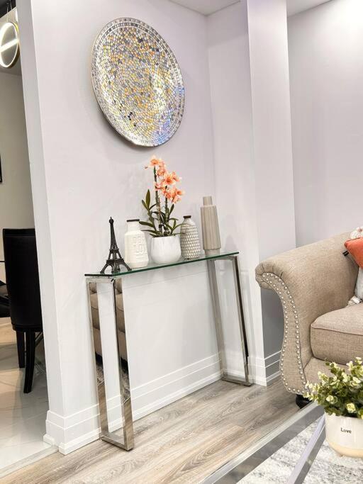 Super Luxury Family Home - 3 Bedrooms, 1 Full Bathroom And 1 Half Washroom With Free Parking, Wifi, Netflix Toronto Exterior foto