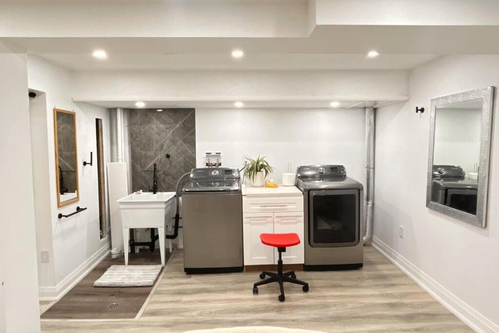 Super Luxury Family Home - 3 Bedrooms, 1 Full Bathroom And 1 Half Washroom With Free Parking, Wifi, Netflix Toronto Exterior foto