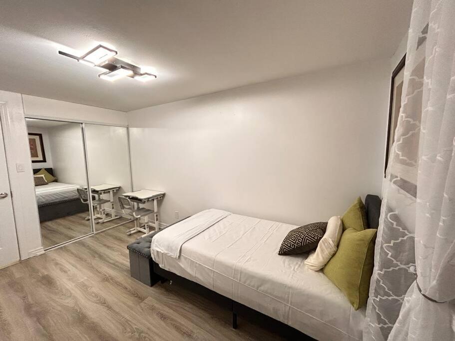 Super Luxury Family Home - 3 Bedrooms, 1 Full Bathroom And 1 Half Washroom With Free Parking, Wifi, Netflix Toronto Exterior foto