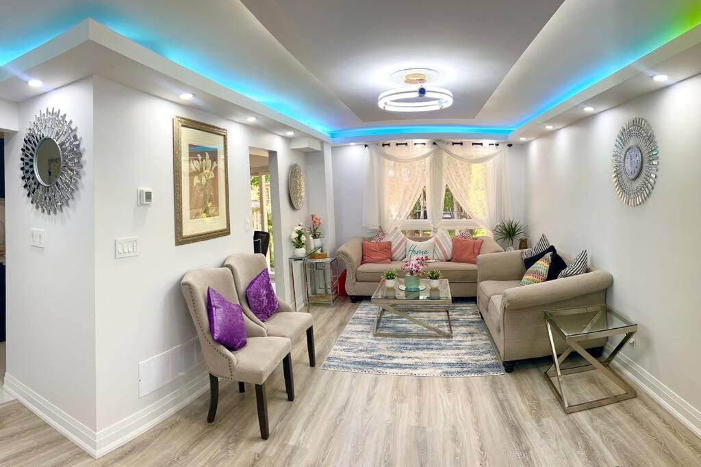 Super Luxury Family Home - 3 Bedrooms, 1 Full Bathroom And 1 Half Washroom With Free Parking, Wifi, Netflix Toronto Exterior foto