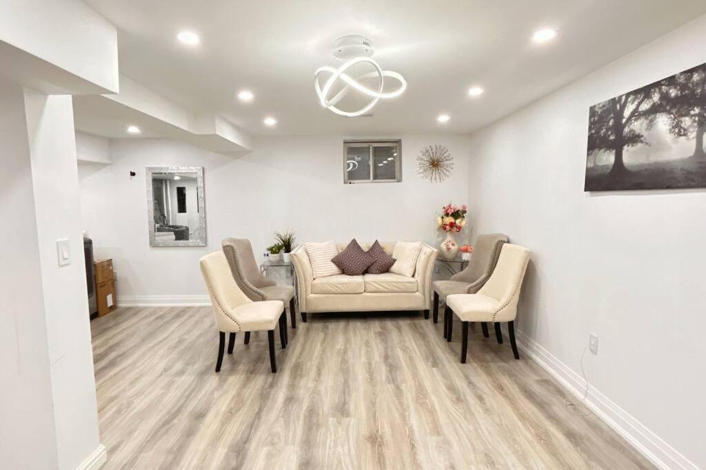 Super Luxury Family Home - 3 Bedrooms, 1 Full Bathroom And 1 Half Washroom With Free Parking, Wifi, Netflix Toronto Exterior foto