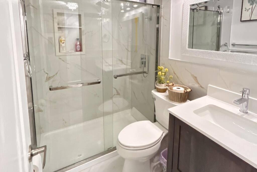 Super Luxury Family Home - 3 Bedrooms, 1 Full Bathroom And 1 Half Washroom With Free Parking, Wifi, Netflix Toronto Exterior foto