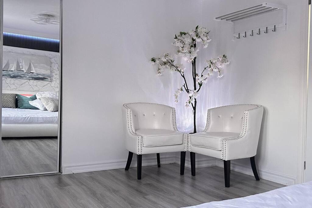 Super Luxury Family Home - 3 Bedrooms, 1 Full Bathroom And 1 Half Washroom With Free Parking, Wifi, Netflix Toronto Exterior foto