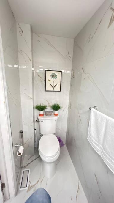 Super Luxury Family Home - 3 Bedrooms, 1 Full Bathroom And 1 Half Washroom With Free Parking, Wifi, Netflix Toronto Exterior foto