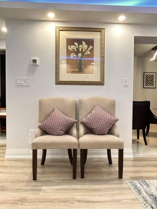 Super Luxury Family Home - 3 Bedrooms, 1 Full Bathroom And 1 Half Washroom With Free Parking, Wifi, Netflix Toronto Exterior foto