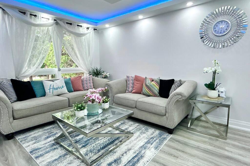 Super Luxury Family Home - 3 Bedrooms, 1 Full Bathroom And 1 Half Washroom With Free Parking, Wifi, Netflix Toronto Exterior foto